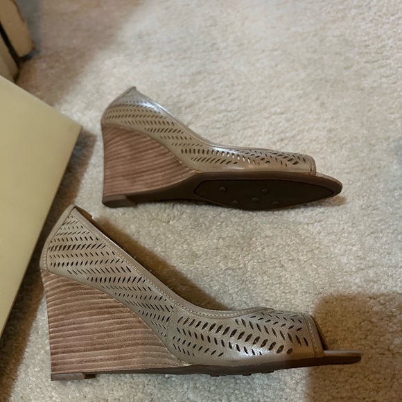 Franco Sarto Wedge Shoe, Size 8.5 - Picture 4 of 6